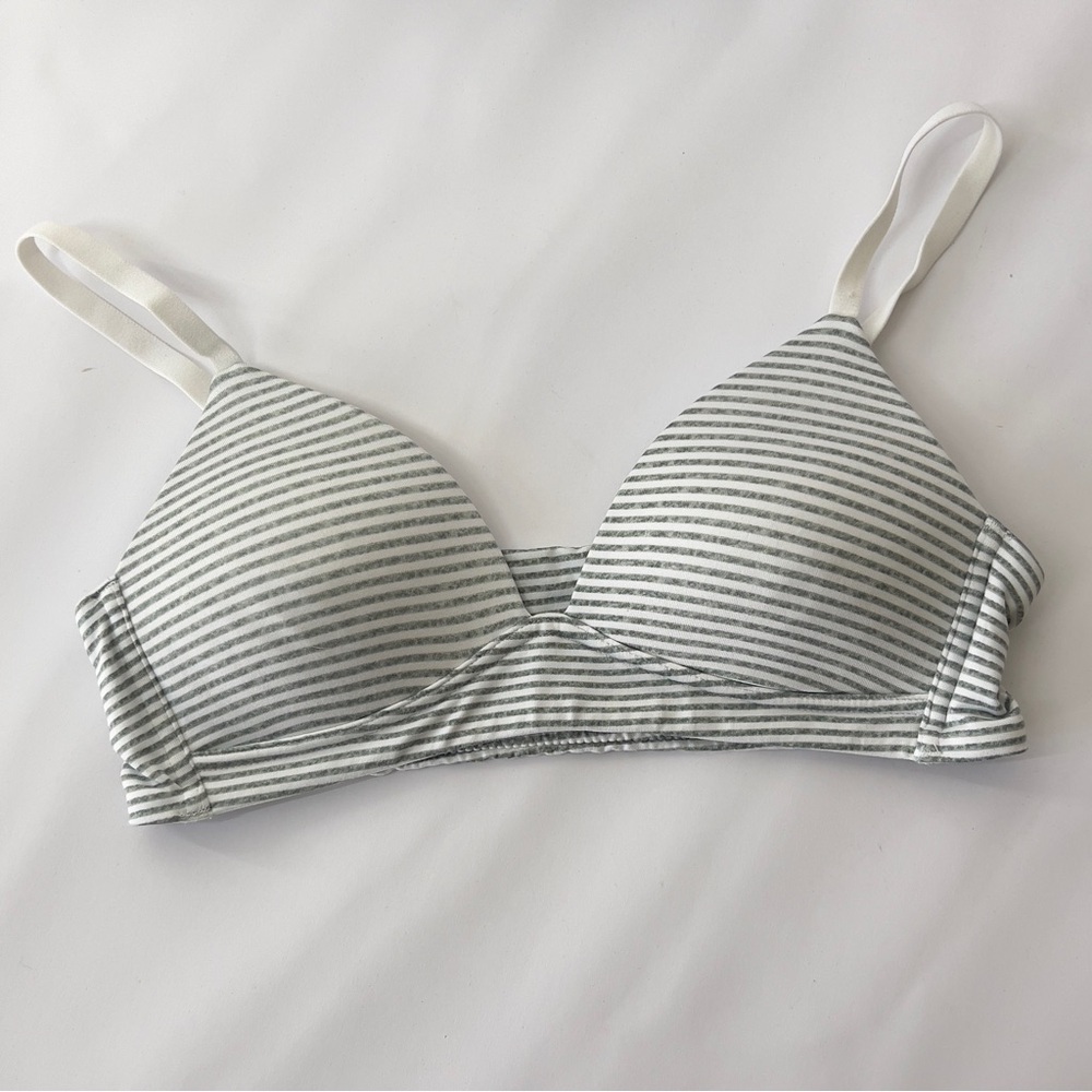 Maidenform 34A womens Gray and White Striped Sport Bra. Adjustable Straps.